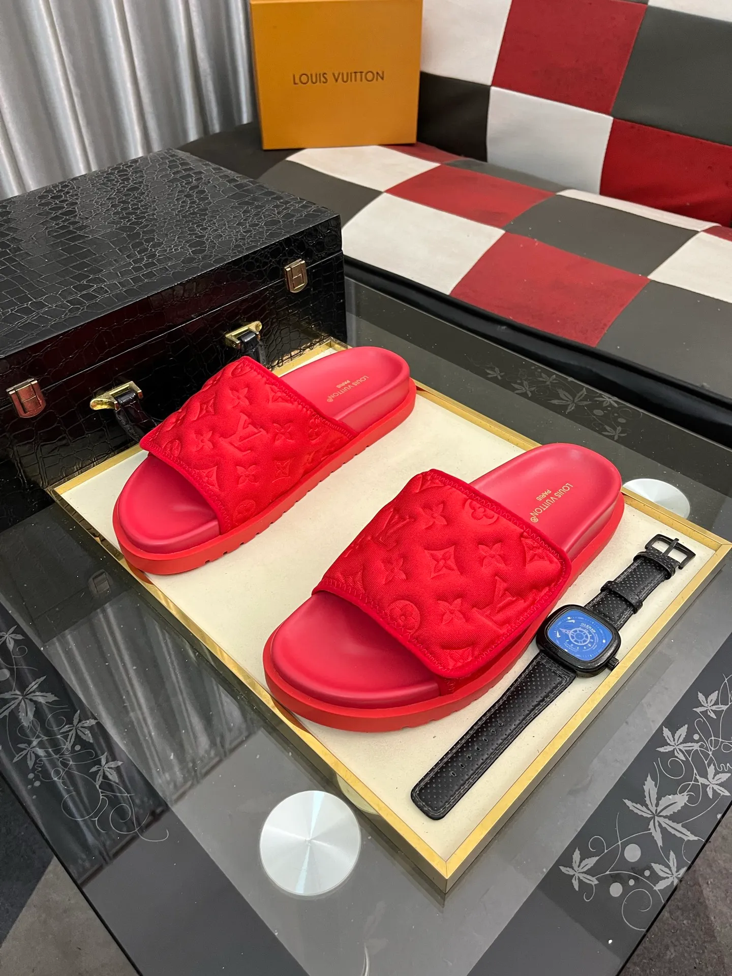 Men's men's shoes💰320⌚️⌚️[Louis Vuitton LV slippers] (high-end cowhide) counter 1:1 fashion style summer must-have! The designer used LV’s iconic outsole. The original simple slippers instantly become fashionable! The upper is made of flexible special cowhide leather straps alternately, and the workmanship is exquisite! A must-have for stylish men in summer, size 38-44